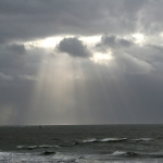 Sonne bricht durch die Wolken