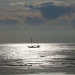Boot vor Norderney im Sonnenlicht